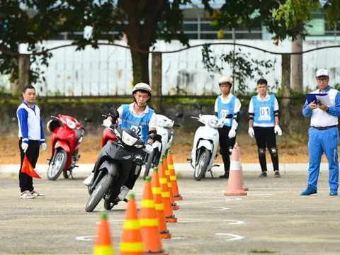 Nâng cao ý thức chấp hành luật và kỹ năng điều khiển mô tô an toàn cho học sinh, sinh viên