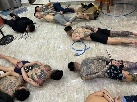 Đột kích căn biệt thự, bắt giữ "dân chơi" mang lệnh truy nã đặc biệt cùng 2 khẩu súng