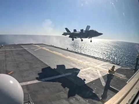 Tiêm kích tàng hình F-35B thực hiện cuộc hạ cánh “lịch sử” trên chiến hạm