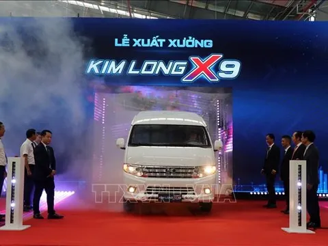 'Trình làng' xe minibus đầu tiên mang thương hiệu Việt