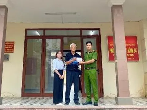 Du khách nước ngoài cảm kích khi nhận được tài sản bị mất