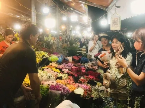 Không khí nhộn nhịp tại chợ hoa đêm lớn nhất miền Bắc ngày 20/10