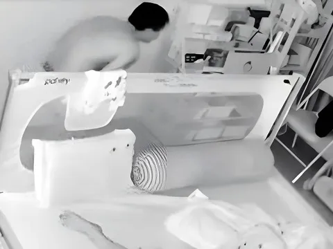Check camera hết hồn thấy trộm mặc đồ lót, đột nhập cửa tum khoắng tài sản