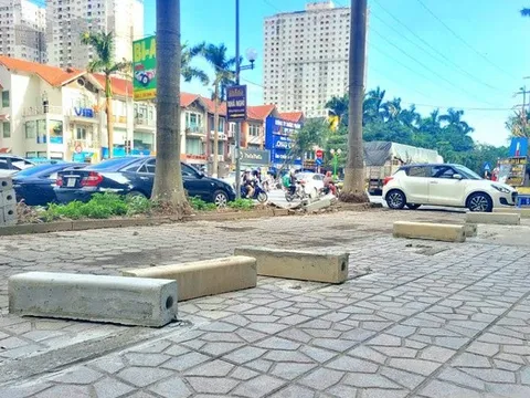 Hà Nội: Hàng rào vừa xây quanh bãi xe trái phép tại Xa La bị phá hoại