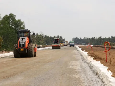 Triển khai cao điểm "500 ngày đêm thi đua hoàn thành 3.000 km đường bộ cao tốc" tại Cà Mau