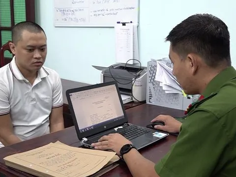 Mâu thuẫn tiền bạc, gã đàn ông bắt giữ con của đối tác