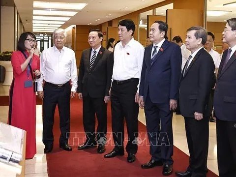 Chủ tịch nước Lương Cường và Chủ tịch Quốc hội Trần Thanh Mẫn tham quan triển lãm chuyên đề 'Nhật báo Quốc hội với Tổng tuyển cử đầu tiên'