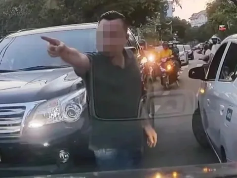 Làm rõ vụ người đàn ông tát nữ tài xế vì bóp còi xin vượt ở TP.HCM