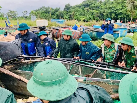 Lực lượng biên phòng tích cực hỗ trợ nhân dân phòng chống bão số 6