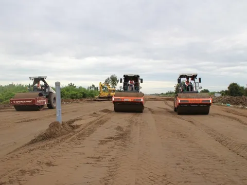 Cát biển phù hợp thay thế cát sông khi làm đường