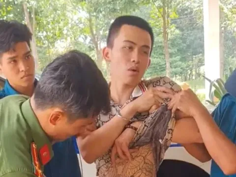 Tạm giữ đối tượng tàng trữ súng và ma túy trong quần, gây tai nạn chết người