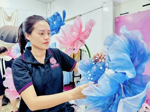 Hoa giấy “khổng lồ” và sứ mệnh lan tỏa nét đẹp, tinh thần của phụ nữ Việt Nam