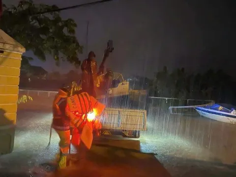 Quảng Bình: Công an xuyên đêm giúp dân chạy lũ