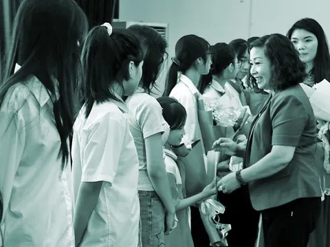 Trẻ em gái cần được yêu thương, chăm sóc