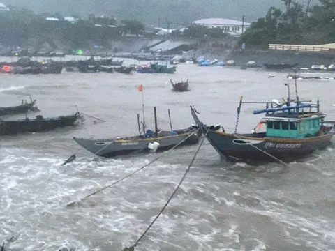 Miền Trung: Bão số 6 áp sát bờ, các địa phương yêu cầu người dân không ra đường