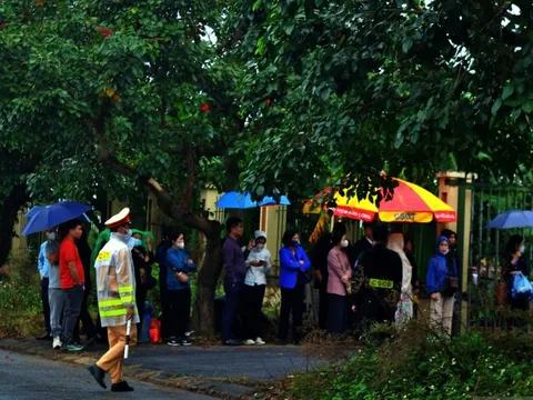 Người nhà bị cáo đội mưa từ sáng sớm dự toà xét xử cựu Bí thư Bắc Ninh