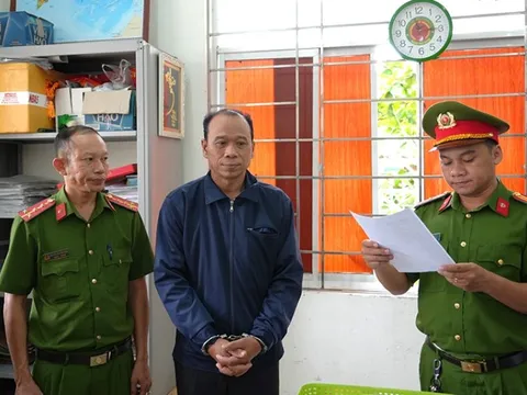 Khởi tố đối tượng đặt mua sổ đỏ giả trên mạng để lừa đảo