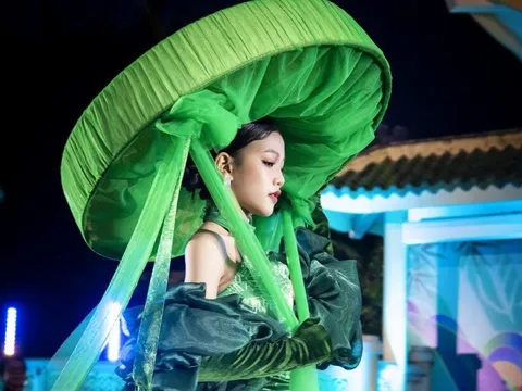 Mẫu nhí Hải Phương ấn tượng với áo dài lấy cảm hứng từ yếm đào