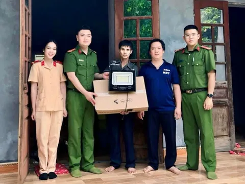 Hòa Bình: Công an huyện Đà Bắc "thắp sáng" miễn phí cho người nghèo