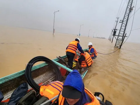 EVNCPC khắc phục sự cố, nhanh chóng cấp điện lại sau bão số 6