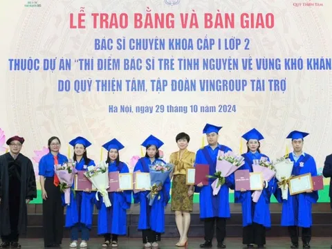 Trao bằng và bàn giao 42 bác sĩ trẻ tình nguyện công tác tại 26 huyện khó khăn