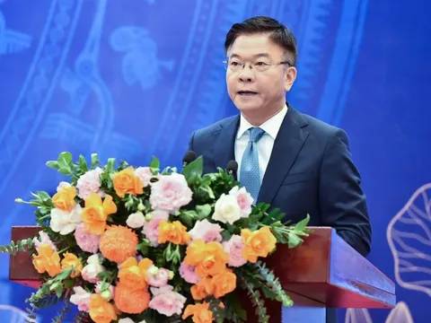 Huy động thêm nguồn lực xã hội hoá để hoàn thành kiên cố hoá toàn bộ hệ thống trường lớp, nhà công vụ cho giáo viên