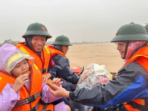 Quảng Bình huy động tàu cá chuyển hàng cứu trợ vào vùng ‘rốn lũ’
