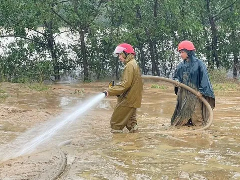 Quảng Trị huy động lực lượng dọn bùn đất, vệ sinh môi trường sau mưa lũ