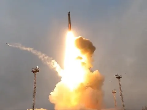 Nga phô diễn sức mạnh, phóng cả 3 tên lửa mạnh nhất Yars, Sineva và Bulava