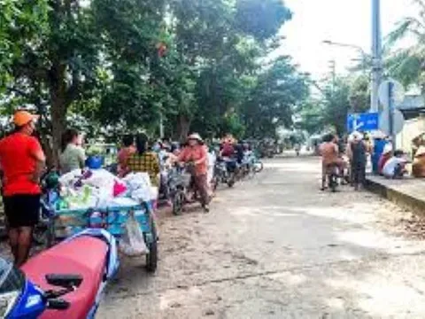 Bé gái 13 tuổi bị đánh hội đồng, lột hết quần áo giữa đường