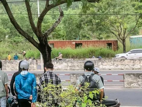 Điều tra nguyên nhân người đàn ông chết trong container bỏ hoang dưới chân núi