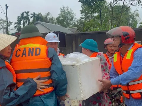 Ấm áp nghĩa tình đồng bào trong cơn bão, lũ