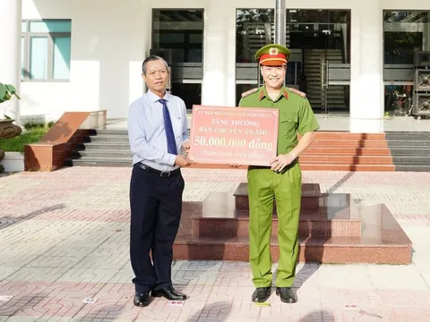 Khen thưởng ban chuyên án trong vụ bắt ông trùm "cát tặc" ở Bình Thuận