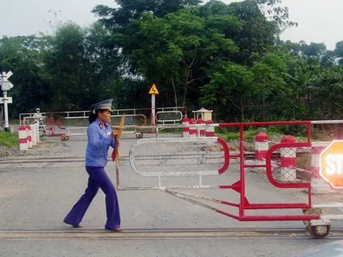 Thực hiện sửa chữa, bổ sung đầy đủ hệ thống tín hiệu tại 184 đường ngang có người gác