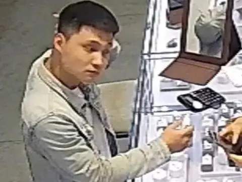 Bắt nam thanh niên vờ mua hàng rồi trộm nhẫn kim cương