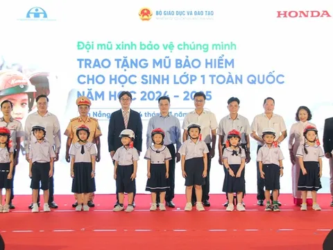 Trao tặng mũ bảo hiểm cho học sinh lớp 1 khu vực miền Trung