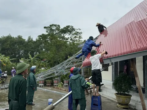 Quảng Trị: Lốc xoáy làm tốc mái nhiều ngôi nhà, gần 2.000 học sinh nghỉ học do ngập