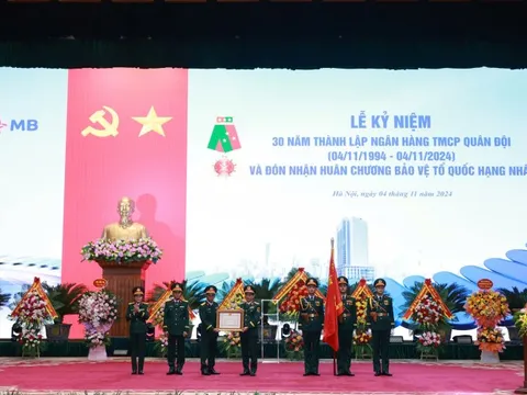 Ngân hàng TMCP Quân đội đón nhận Huân chương Bảo vệ Tổ quốc hạng Nhất