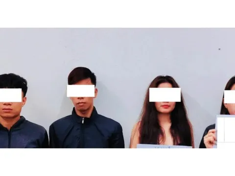 Phát hiện "đặc sản gà đi bộ” trong quán karaoke