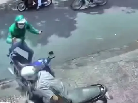 Nhân viên siêu thị đâm ngã rồi tóm gọn tên trộm xe máy trên phố