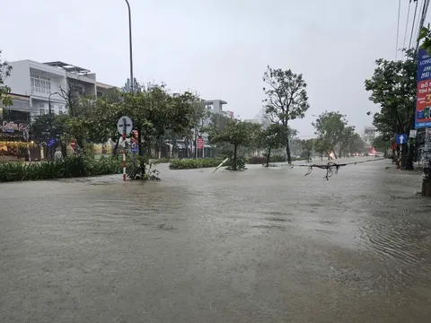 Đà Nẵng: Lực lượng vũ trang hỗ trợ sơ tán người dân tại vùng 'rốn lũ'