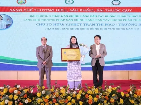 Bàn tay khéo léo của nữ y sĩ thành phố ngàn hoa