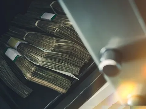 “Những cọc tiền liên tục được cất vào két sắt”