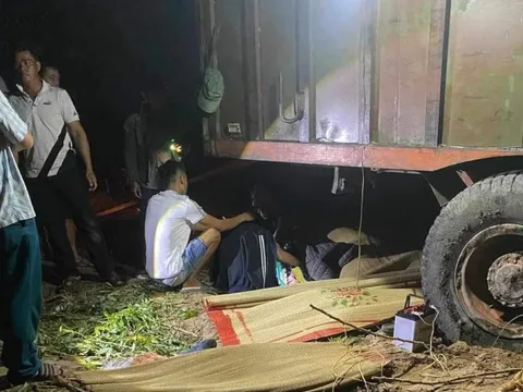 6 người trú mưa dưới gầm rơ-moóc máy cày, 2 người bị cán tử vong