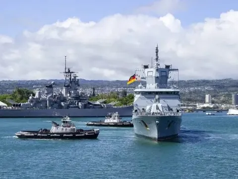 Nguyên nhân chiếc khinh hạm cồng kềnh của Hải quân Đức phải đi vòng né Biển Đỏ