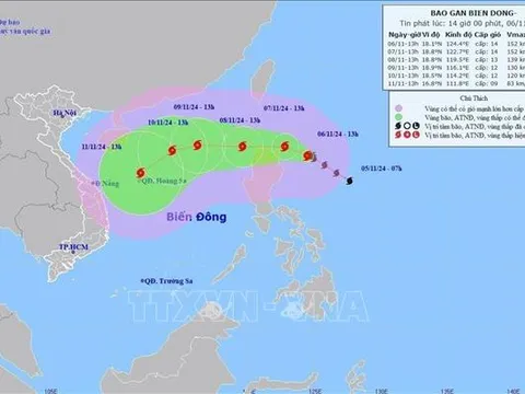 Bão YINXING giật cấp 17 đang di chuyển gần Biển Đông
