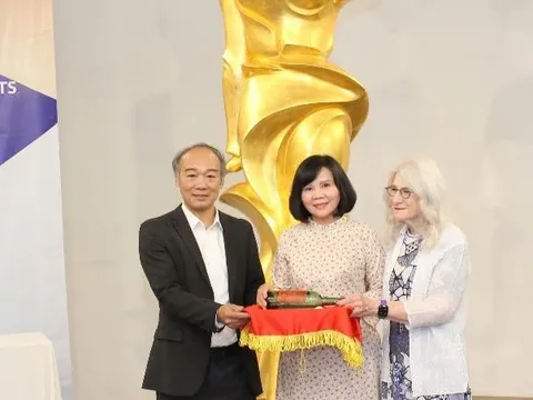 Bảo tàng Phụ nữ Việt Nam tiếp nhận hiện vật từ luật sư Nancy Hollander