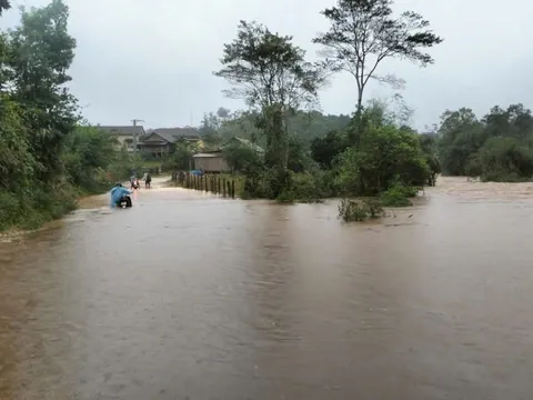 Bình Định: Mưa lớn gây ngập lụt, chia cắt giao thông nhiều khu vực