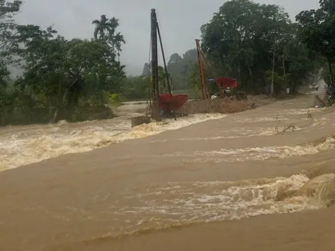 Quảng Nam sơ tán khẩn cấp 49 hộ dân trước nguy cơ sạt lở