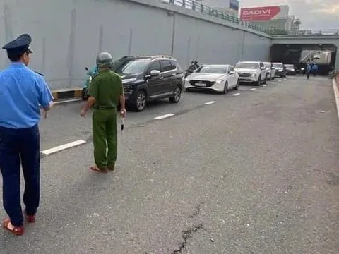 Truy tìm xe tải chở đá dăm làm rơi vãi xuống đường ngay trung tâm Đà Nẵng